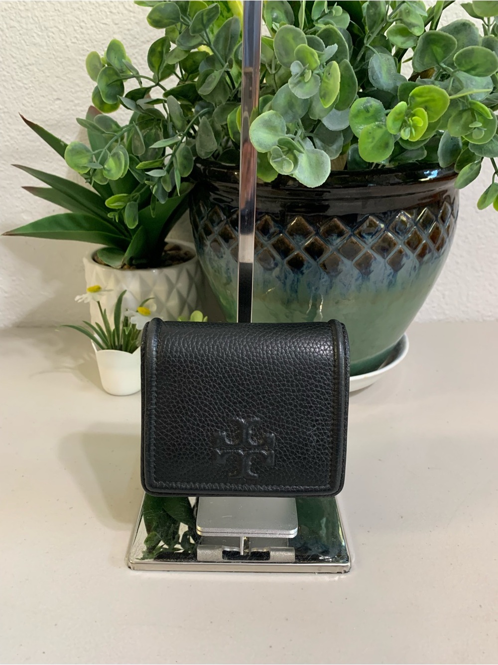 💕💕 Tory Burch Black Pebbled Leather Compact Wallet with Embossed Logo